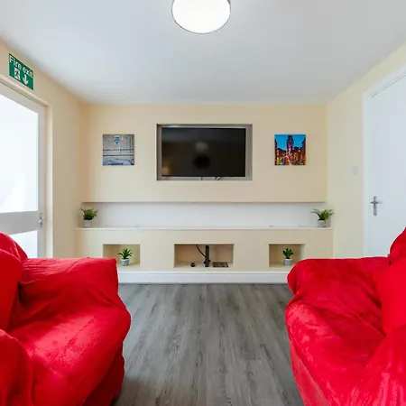 Creswicke 3 Bedroom House - Knowle, Бристоль