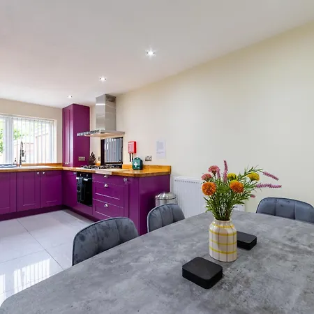 Creswicke 3 Bedroom House - Knowle,