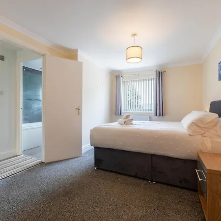 Creswicke 3 Bedroom House - Knowle, *