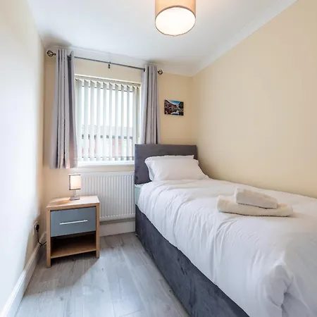 Creswicke 3 Bedroom House - Knowle,